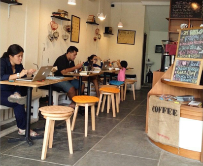 SAMBIL NUGAS :Terlihat beberapa mahasiswa sedang serius menatap laptop sambil ditemani dengan kopi di sebuah coffee shop .(Photo by: https://instagram.com/helocafe/)